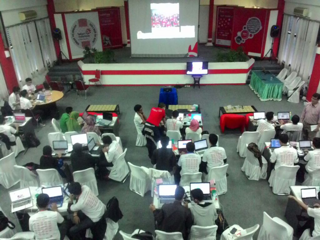 Hackathon Merdeka Palembang. Tim Pempek Kerupuk ngoding di meja khusus (kiri-atas)